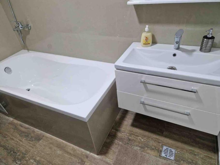Danube Double Apartment Brăila Екстериор снимка